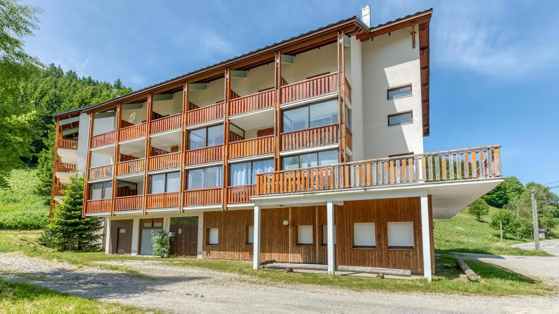 Studio Equipe Avec Balcon Ferme La Morte Франция